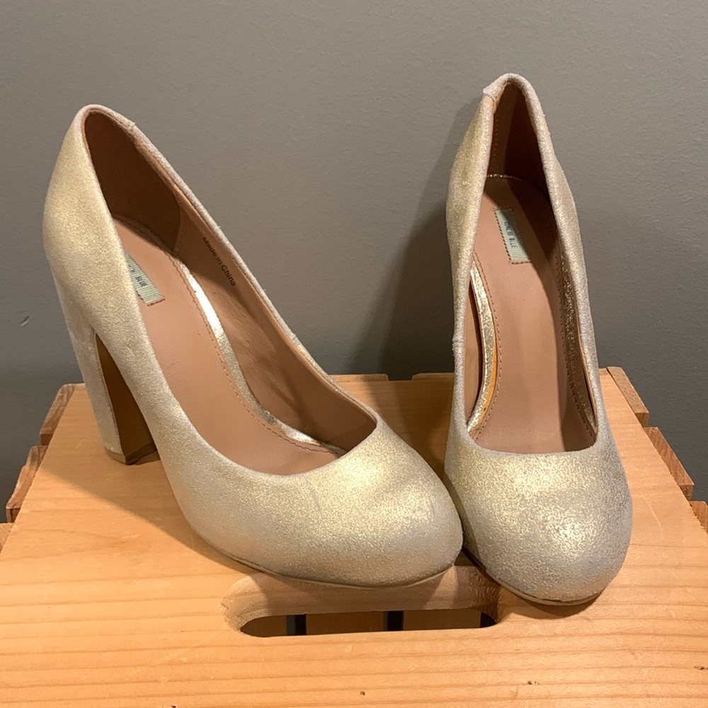 Urban Outfitters Kimchi Blue Gold suede chunky pump heels.